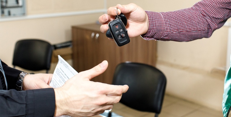 how do auto brokers work